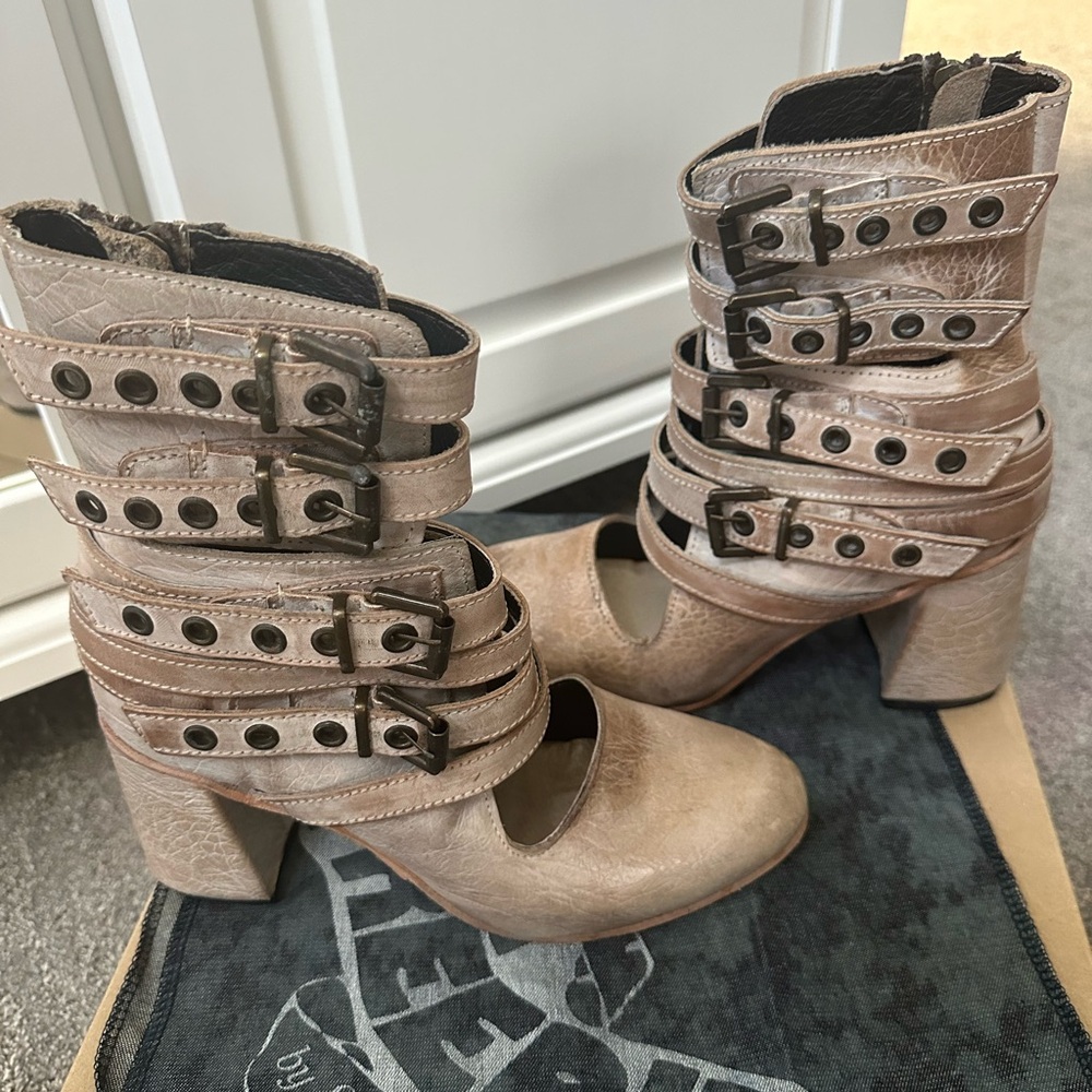 Freebird Tali Taupe Size 8 Rare Unicorn Boot Like New